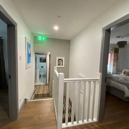 Location Location - Gorgeous 3 Bed In *