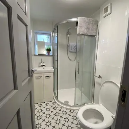 Location Location - Gorgeous 3 Bed In Апартаменты