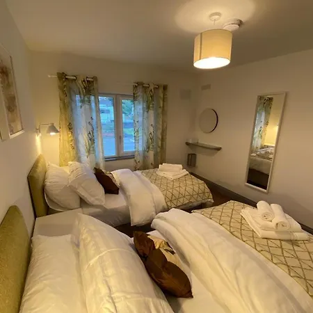 Location Location - Gorgeous 3 Bed In Апартаменты *
