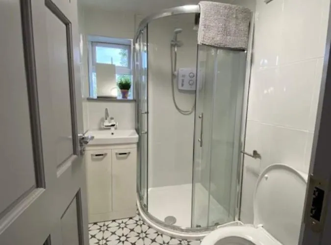 Location Location - Gorgeous 3 Bed In Lejlighed