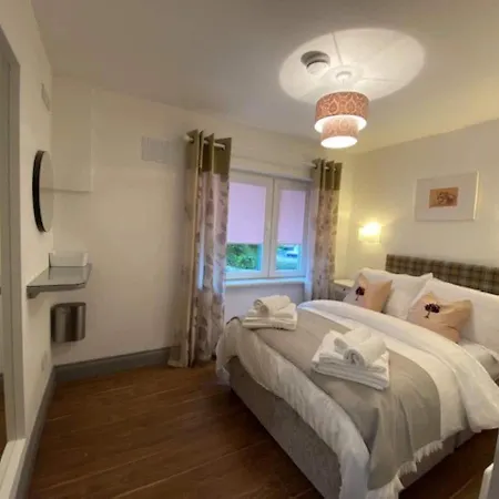 Apartment Location Location - Gorgeous 3 Bed In