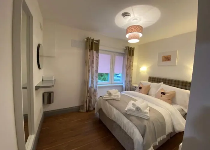 Apartment Location Location - Gorgeous 3 Bed In